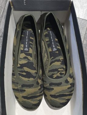 Steve Madden Olive Green Camouflage Knit Ballet Flats